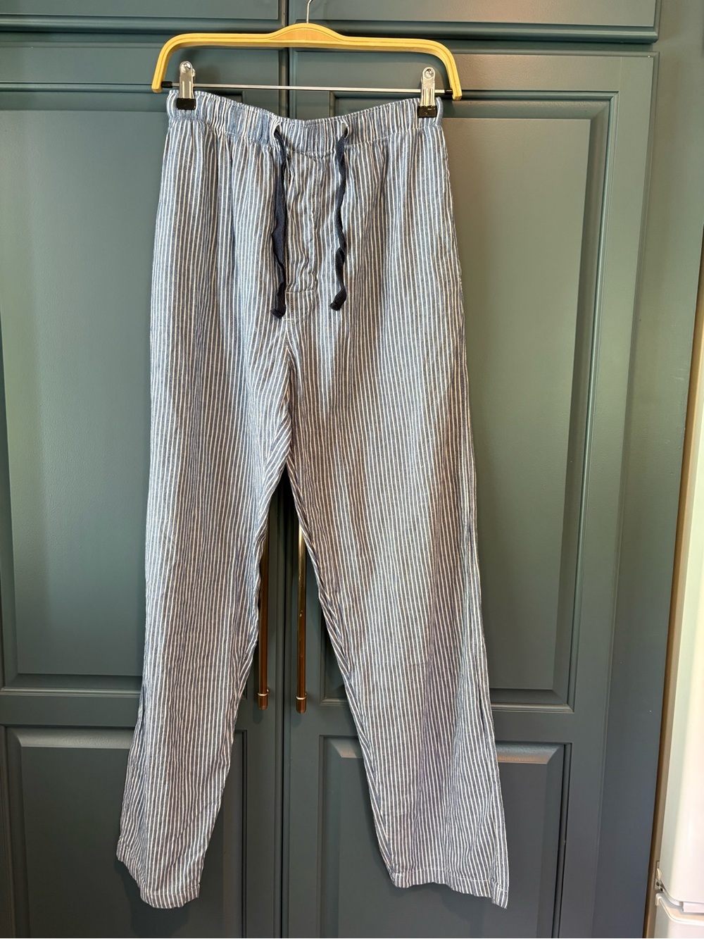 Men’s IZOD blue and white striped vertical pajama/ lounge pants